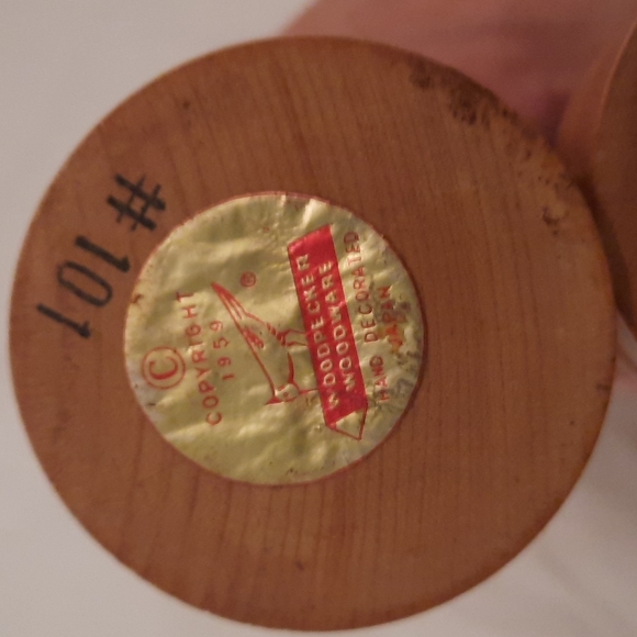 Mid-century Vintage wood salt and pepper shakers - Picture 3 of 4
